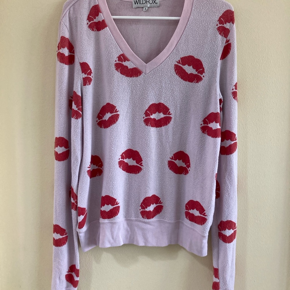 Wildfox V-Neck Sweater in Light Pink with Red Lips